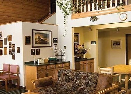Mcquoid'S Inn And Event Center Isle Екстериор снимка