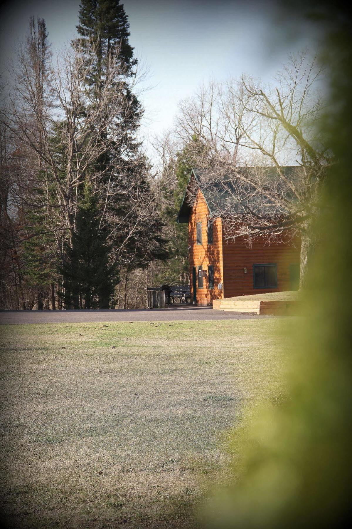 Mcquoid'S Inn And Event Center Isle Екстериор снимка