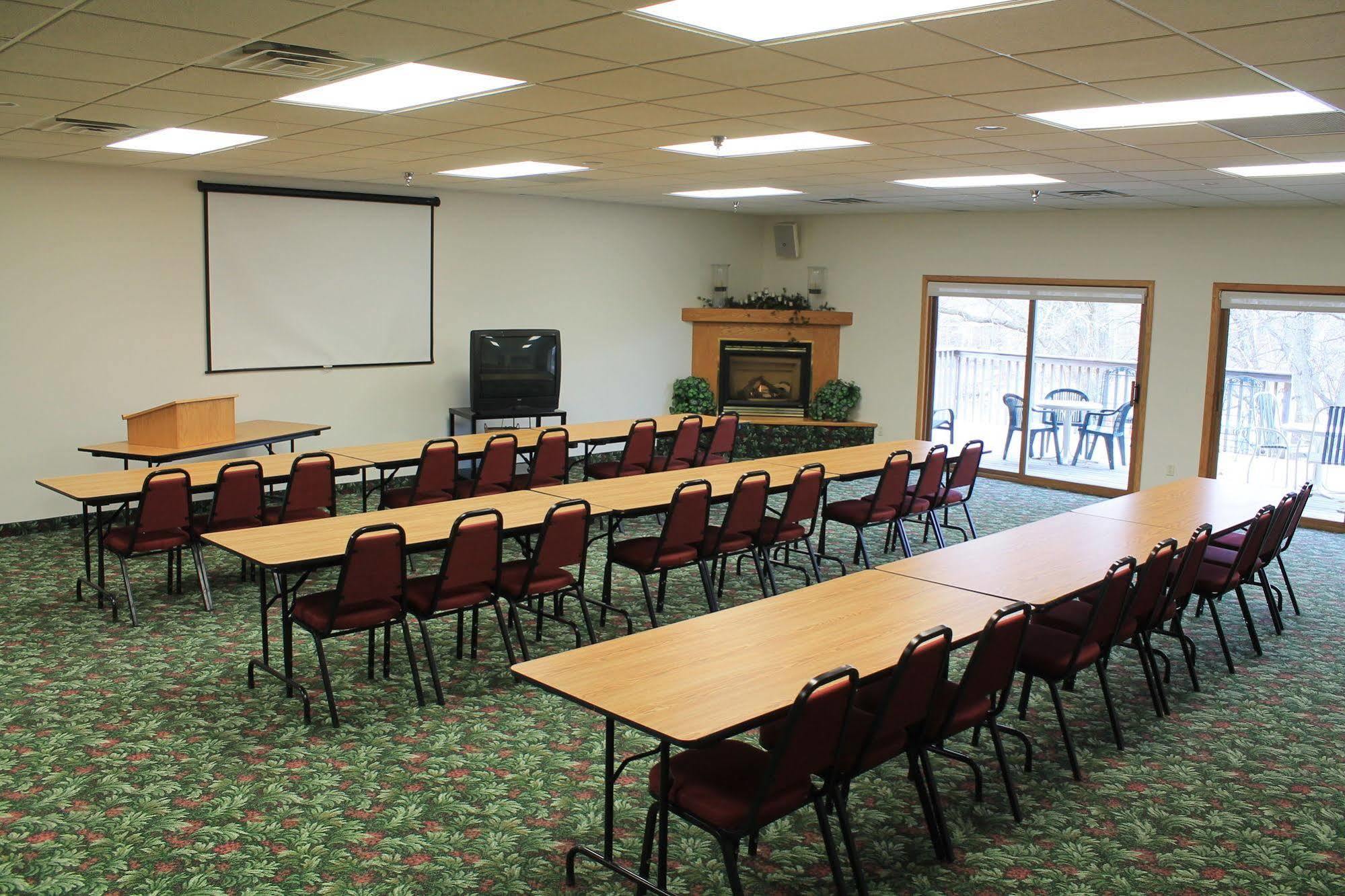 Mcquoid'S Inn And Event Center Isle Екстериор снимка