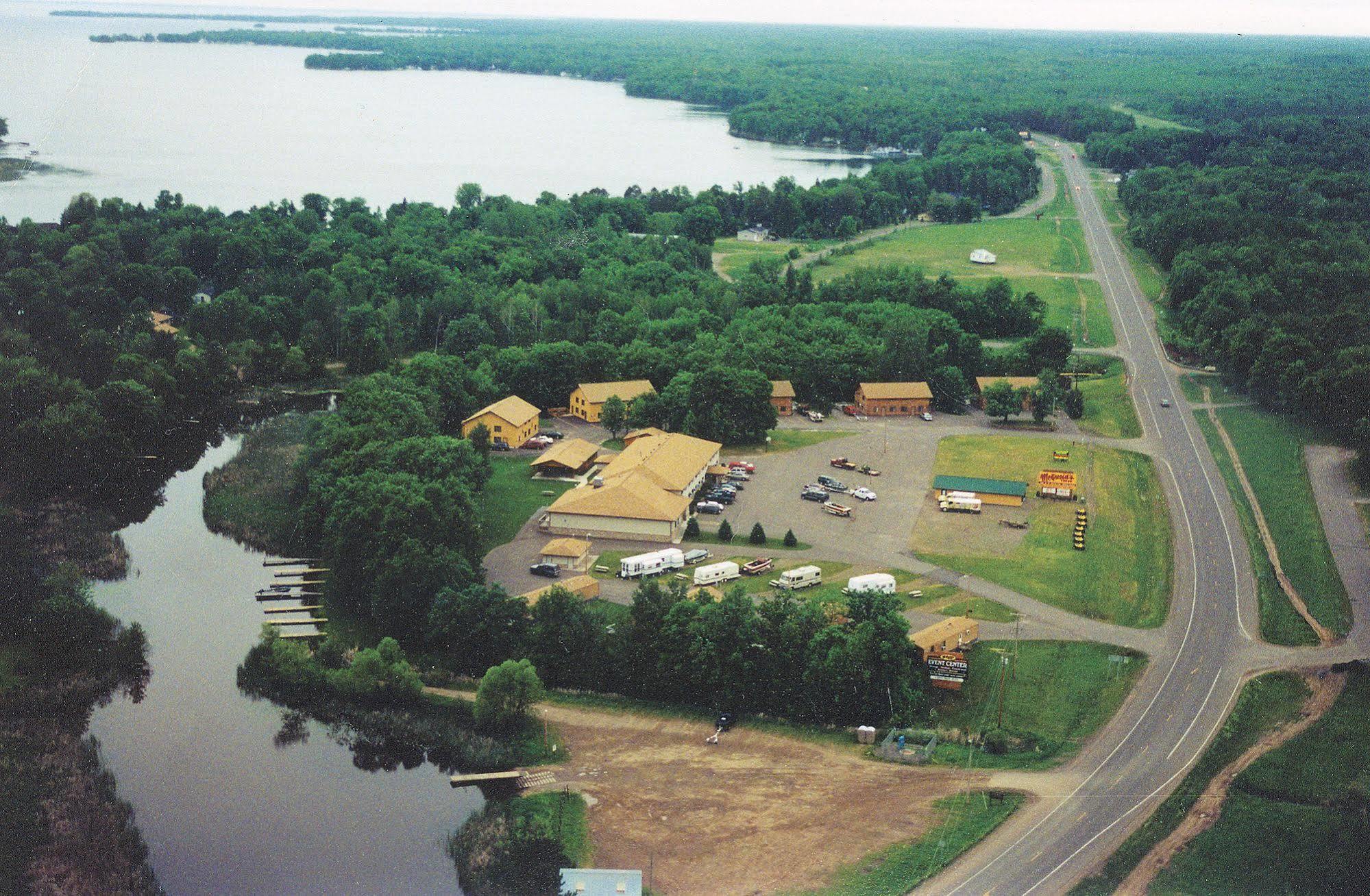 Mcquoid'S Inn And Event Center Isle Екстериор снимка