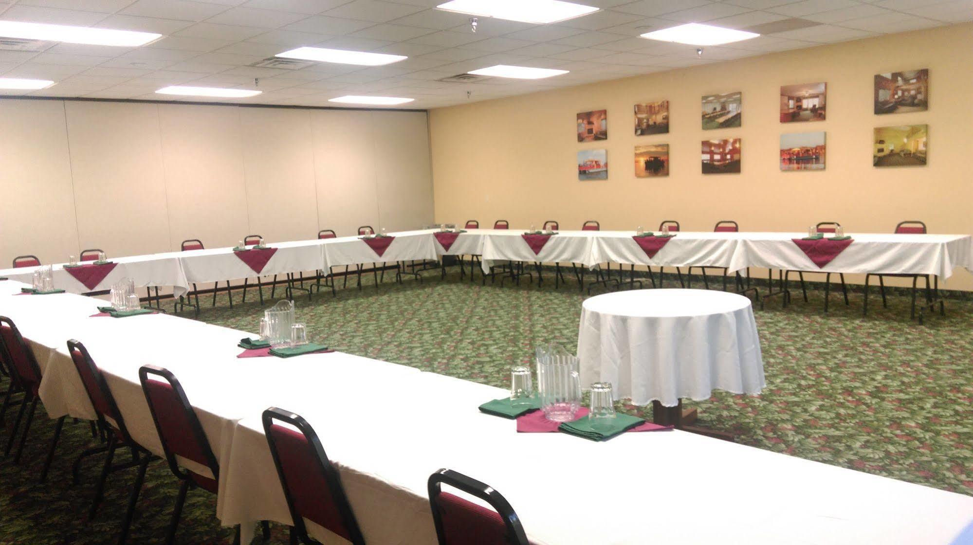Mcquoid'S Inn And Event Center Isle Екстериор снимка